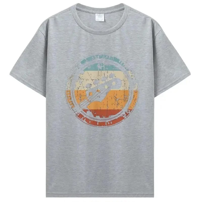 T-shirt gris avec motif tête de guitare basse sur coucher de soleil rétro