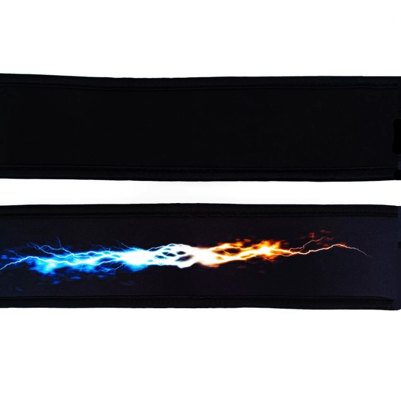 Gros plan de l'éclair imprimé de la sangle Fusion Foudre, tons de feu orangés et foudre bleu électrique